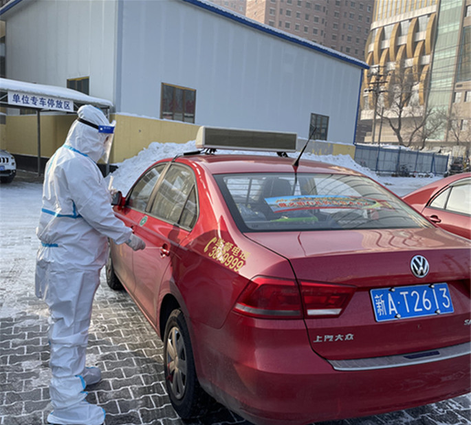 工作人員進(jìn)行出租車外環(huán)境標(biāo)本采樣監(jiān)測工作_副本_副本.jpg
