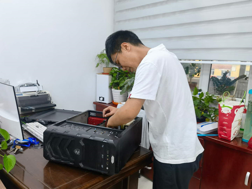 1635392012754303.jpg 圖為:北園春市場信息網(wǎng)絡(luò)管理員胥飛龍_副本.jpg